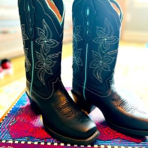 BNIB Justin Women's Sun Buffalo Western Boot Square Toe Black and Blue